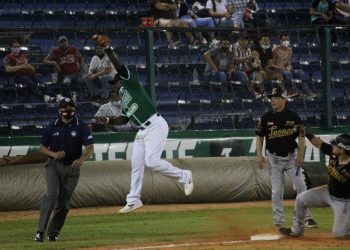 LEONES EMPATA LA SERIE EN EL CENTENARIO CON LETAL RALLY DE CUATRO ANOTACIONES