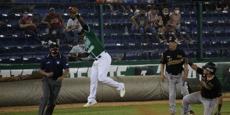 LEONES EMPATA LA SERIE EN EL CENTENARIO CON LETAL RALLY DE CUATRO ANOTACIONES