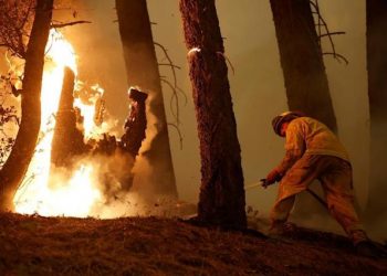 UN NUEVO INCENDIO ARRASA CON UN PUEBLO ENTERO EN CALIFORNIA