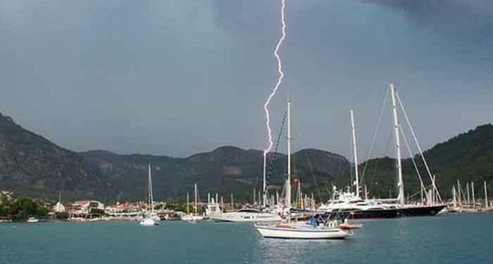 AL MENOS 17 MUERTOS AL CAER UN RAYO SOBRE UN BARCO EN BANGLADESH