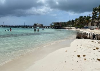 MANTIENEN EN ISLA MUJERES TRABAJOS DE LIMPIEZA DE PLAYAS
