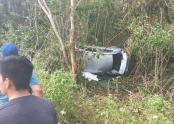 AUTOMÓVIL PROVENIENTE DE VALLADOLID SE SALE DE LA VÍA TULUM-COBÁ CON SALDO DE UN MUERTO Y TRES HERIDOS