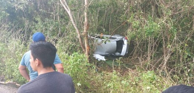 AUTOMÓVIL PROVENIENTE DE VALLADOLID SE SALE DE LA VÍA TULUM-COBÁ CON SALDO DE UN MUERTO Y TRES HERIDOS