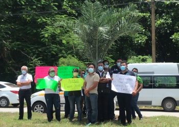 SE MANIFIESTAN TRABAJADORES DE SALUD PARA PEDIR LES PAGUEN ADEUDO