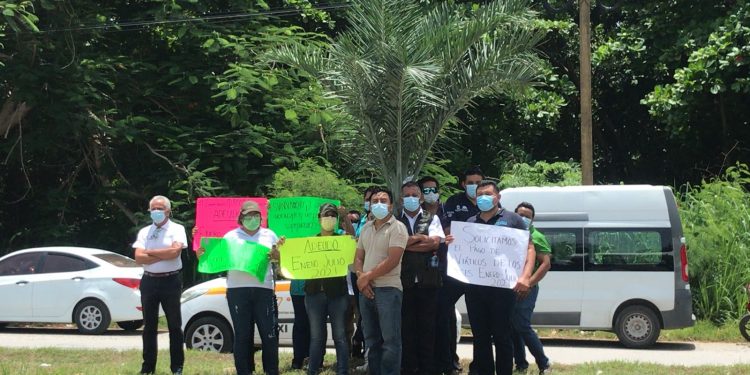 SE MANIFIESTAN TRABAJADORES DE SALUD PARA PEDIR LES PAGUEN ADEUDO