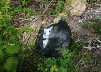 RIESGO BIOLÓGICO EN CALDERITAS; OCULTAN SACO CON PRUEBAS COVID USADAS