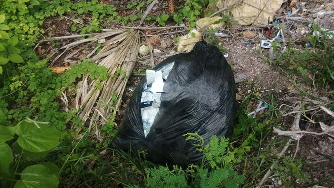 RIESGO BIOLÓGICO EN CALDERITAS; OCULTAN SACO CON PRUEBAS COVID USADAS