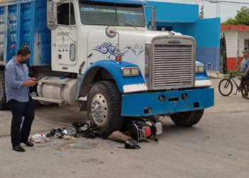CAMIÓN DE VOLQUETE ATROPELLA A MOTOCICLISTA EN CANCÚN