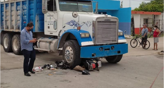 CAMIÓN DE VOLQUETE ATROPELLA A MOTOCICLISTA EN CANCÚN
