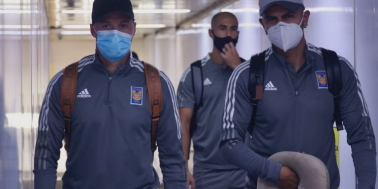 VIVA AEROBUS DEJA VARADOS A USUARIOS EN CDMX POR DARLE EL VUELO A LOS TIGRES