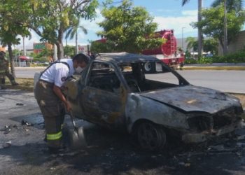 INCENDIO CONSUME CAMIONETA SOBRE LA AVENIDA KABAH DE CANCÚN