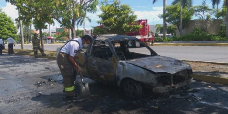 INCENDIO CONSUME CAMIONETA SOBRE LA AVENIDA KABAH DE CANCÚN