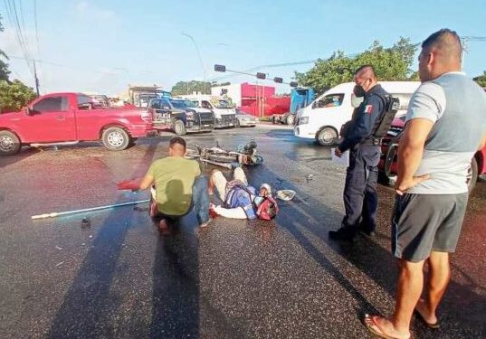 APARATOSO CHOQUE ENTRE CAMIONETA Y MOTO DEJA UN LESIONADO EN CANCÚN