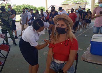 TURISTAS EXTRANJEROS DE HOLBOX RECIBEN VACUNA CONTRA LA COVID-19 EN KANTUNILKÍN