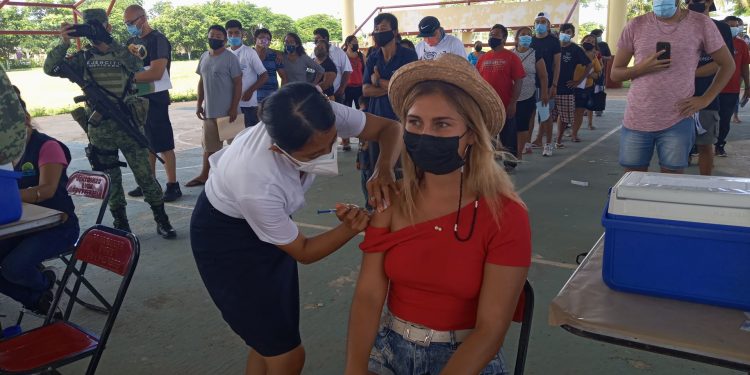 TURISTAS EXTRANJEROS DE HOLBOX RECIBEN VACUNA CONTRA LA COVID-19 EN KANTUNILKÍN