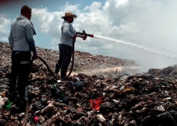 SIGUE EL COMBATE AL INCENDIO DEL BASURERO DE OPB