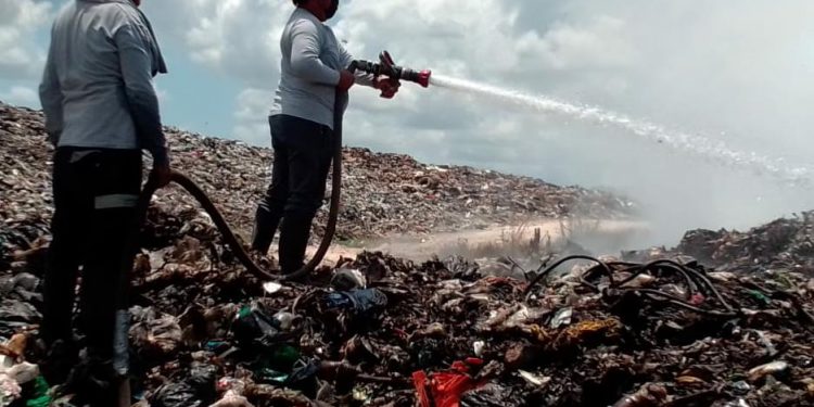 SIGUE EL COMBATE AL INCENDIO DEL BASURERO DE OPB