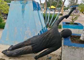 VIENTOS DEL HURACÁN ‘GRACE’ DERRIBAN ESTATUA DE CECILIO CHI EN FELIPE CARRILLO PUERTO
