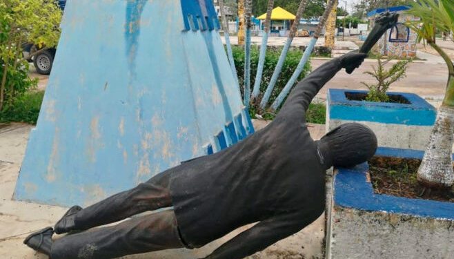 VIENTOS DEL HURACÁN ‘GRACE’ DERRIBAN ESTATUA DE CECILIO CHI EN FELIPE CARRILLO PUERTO