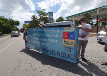 CON PANCARTAS Y LONAS, CIUDADANOS NUEVAMENTE SE MANIFIESTAN Y BLOQUEAN LA ENTRADA A LA ZONA HOTELERA DE CANCÚN