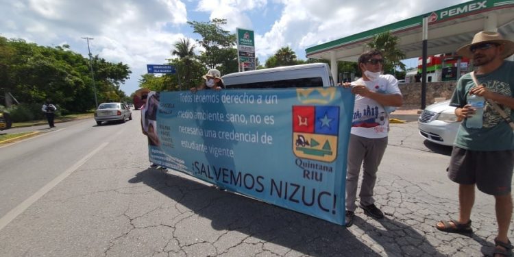 CON PANCARTAS Y LONAS, CIUDADANOS NUEVAMENTE SE MANIFIESTAN Y BLOQUEAN LA ENTRADA A LA ZONA HOTELERA DE CANCÚN