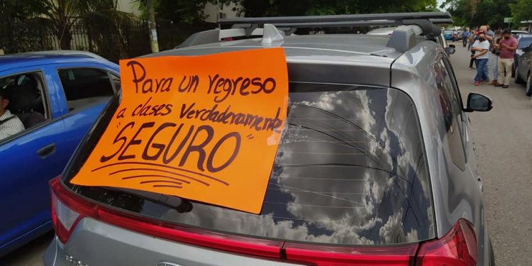 DOCENTES SE MANIFIESTAN EN YUCATÁN CONTRA EL INICIO DE CLASES PRESENCIALES