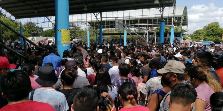 REZAGADOS PROVOCAN CAOS EN LOS MÓDULOS DE VACUNACIÓN COVID-19 EN FELIPE CARRILLO PUERTO