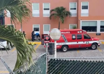 BALEAN A UN HOMBRE EN EL ESTACIONAMIENTO DEL HOTEL CITY EXPRESS DE CANCÚN
