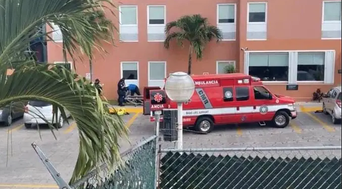BALEAN A UN HOMBRE EN EL ESTACIONAMIENTO DEL HOTEL CITY EXPRESS DE CANCÚN