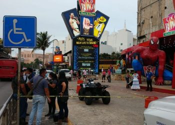 POLICÍA HIERE A TURISTA EN LA ZONA HOTELERA DE CANCÚN, AL ACCIONAR ARMA POR ACCIDENTE