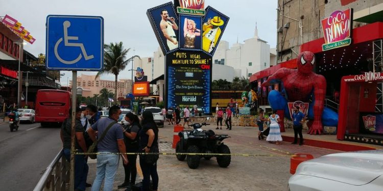 POLICÍA HIERE A TURISTA EN LA ZONA HOTELERA DE CANCÚN, AL ACCIONAR ARMA POR ACCIDENTE