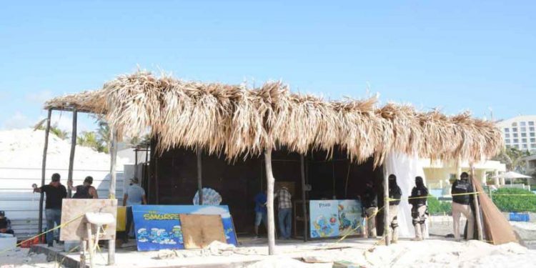 DESMONTAN LOCAL DE MASAJES Y PALAPAS EN PLAYA DELFINES DE CANCÚN