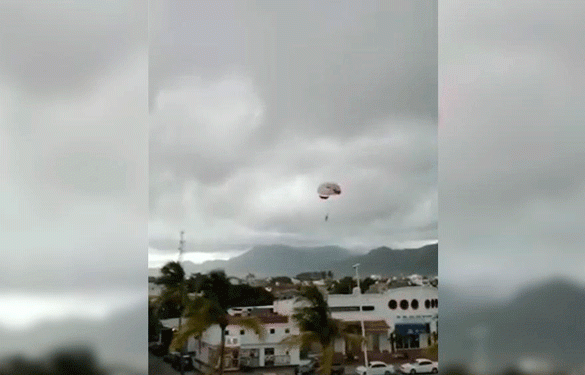 FUERTES VIENTOS CASI COBRAN LA VIDA DE JOVEN PARACAIDISTA EN PUERTO VALLARTA