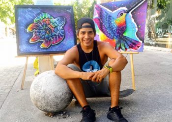 JOVEN QUINTANARROENSE CREA OBRAS DE ARTE CON COLILLAS, EN PLAYA DEL CARMEN