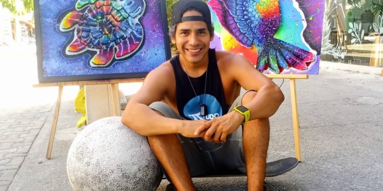 JOVEN QUINTANARROENSE CREA OBRAS DE ARTE CON COLILLAS, EN PLAYA DEL CARMEN