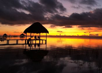 BACALAR PUEBLO MÁGICO DETIENE CONSTRUCCIÓN DE PALACETE FRENTE A LAGUNA