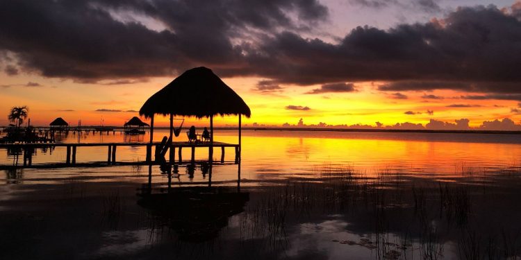 BACALAR PUEBLO MÁGICO DETIENE CONSTRUCCIÓN DE PALACETE FRENTE A LAGUNA