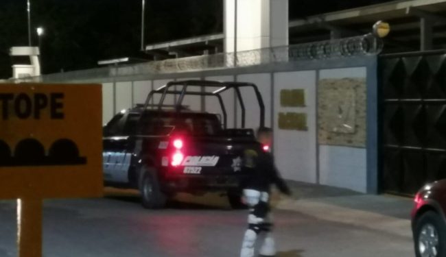 ‘RESCATAN’ A AGENTES DE LA GUARDIA NACIONAL QUE BEBÍAN EN LA VÍA PÚBLICA EN PLAYA DEL CARMEN