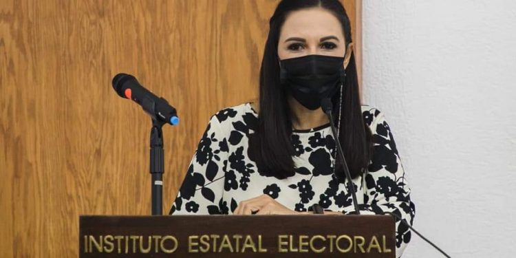 REPRESENTA CONSEJERA THALÍA HERNÁNDEZ AL IEQROO EN PANEL EN CHIHUAHUA