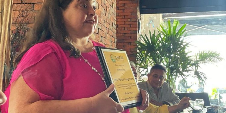 RECIBE RECONOCIMIENTO LA MTRA. MARISOL VANEGAS PÉREZ OTORGADO POR LA AHCPMIM