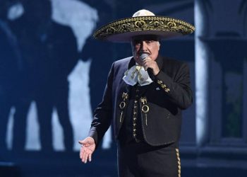 VICENTE FERNÁNDEZ, CON LIGERA MOVILIDAD EN EXTREMIDADES