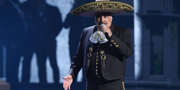 VICENTE FERNÁNDEZ, CON LIGERA MOVILIDAD EN EXTREMIDADES