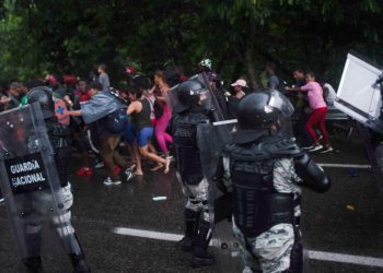 VIDEO: INDIGNAN IMÁGENES DE AGENTE MEXICANO PATEANDO A MIGRANTE EN LA CABEZA