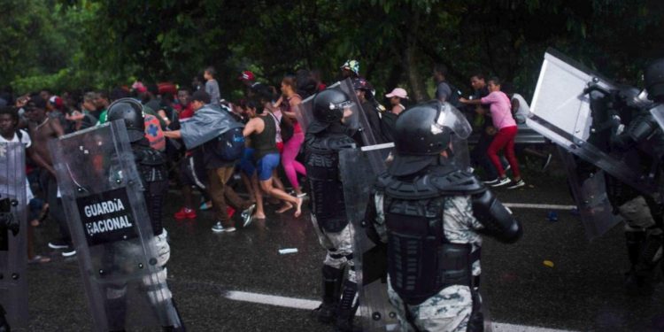 VIDEO: INDIGNAN IMÁGENES DE AGENTE MEXICANO PATEANDO A MIGRANTE EN LA CABEZA