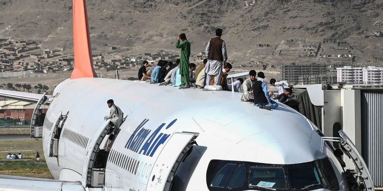 TALIBANES IMPIDEN ACCESO AL AEROPUERTO DE KABUL, EN AFGANISTÁN