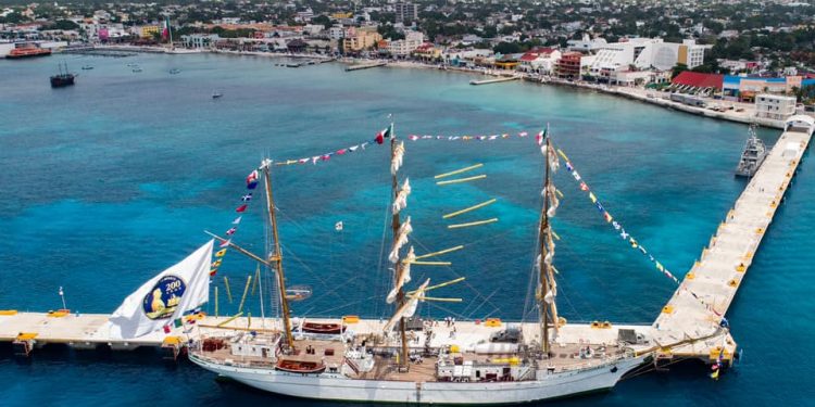 ARRIBA ‘CUAUHTÉMOC’, BUQUE ESCUELA DE LA SEMAR A COZUMEL