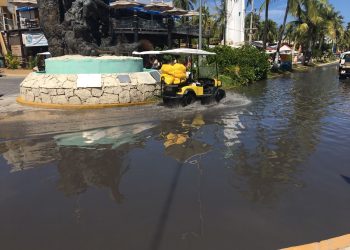 SE DESBORDAN AGUAS NEGRAS EN LA ZONA TURÍSTICA DE ISLA MUJERES