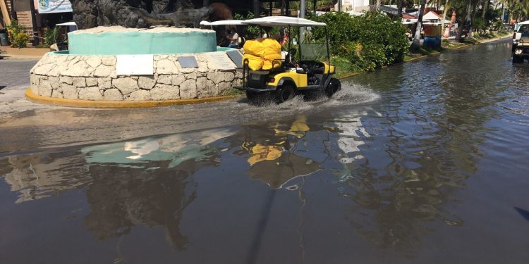 SE DESBORDAN AGUAS NEGRAS EN LA ZONA TURÍSTICA DE ISLA MUJERES