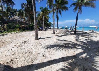 TRAS EL PASO DE “GRACE” PLAYAS DE ISLA MUJERES LISTAS PARA RECIBIR A BAÑISTAS