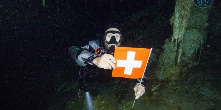 SE ONDEA LA BANDERA DE SUIZA DENTRO DEL GRAN ACUÍFERO MAYA POR SER EL DÍA NACIONAL SUIZO